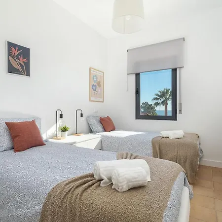 Villa Host Wise - Serene Spacious House - Swimming Pool & Garden