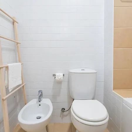 Host Wise - Serene Spacious House - Swimming Pool & Garden Villa