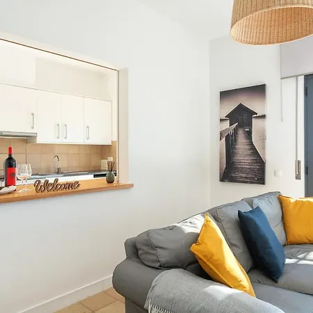 Villa Host Wise - Serene Spacious House - Swimming Pool & Garden