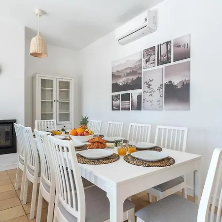 Villa Host Wise - Serene Spacious House - Swimming Pool & Garden *