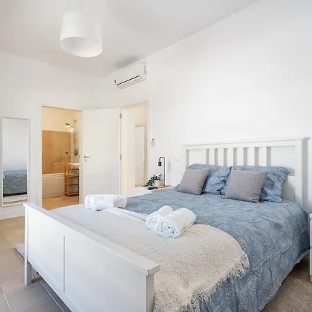 Host Wise - Serene Spacious House - Swimming Pool & Garden