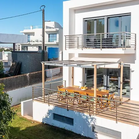 Host Wise - Serene Spacious House - Swimming Pool & Garden