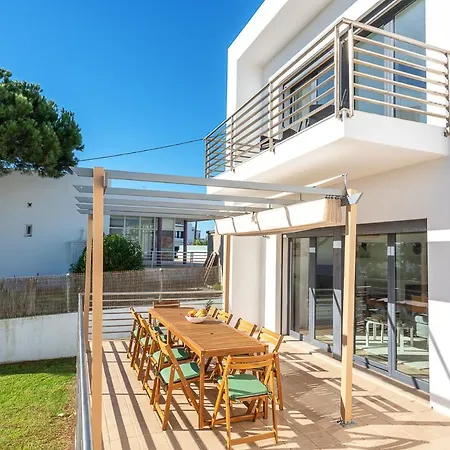 Host Wise - Serene Spacious House - Swimming Pool & Garden Villa