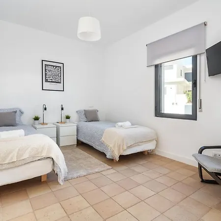 Host Wise - Serene Spacious House - Swimming Pool & Garden Villa *