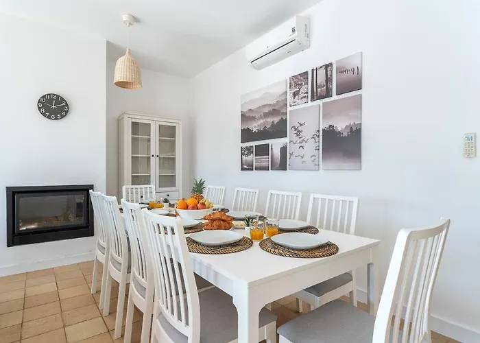 Villa Host Wise - Serene Spacious House - Swimming Pool & Garden *