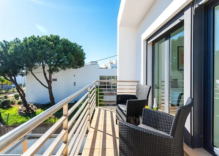Villa Host Wise - Serene Spacious House - Swimming Pool & Garden