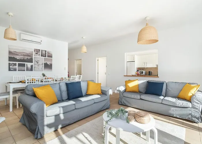 Villa Host Wise - Serene Spacious House - Swimming Pool & Garden