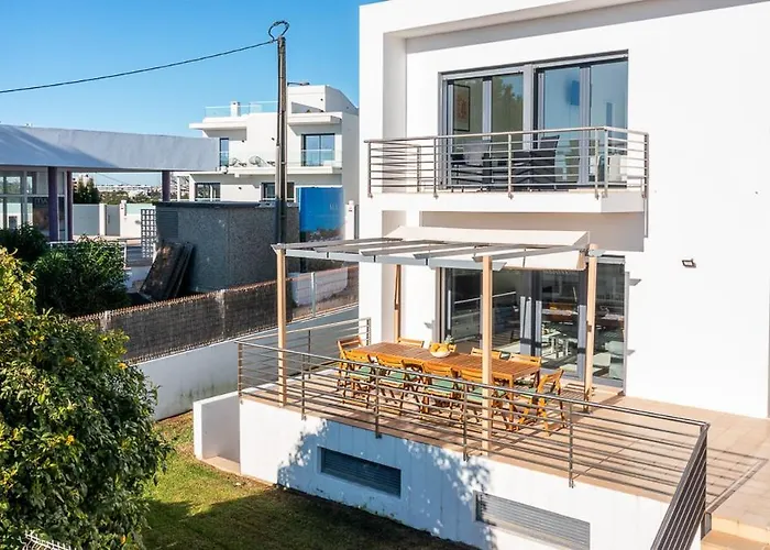 Host Wise - Serene Spacious House - Swimming Pool & Garden