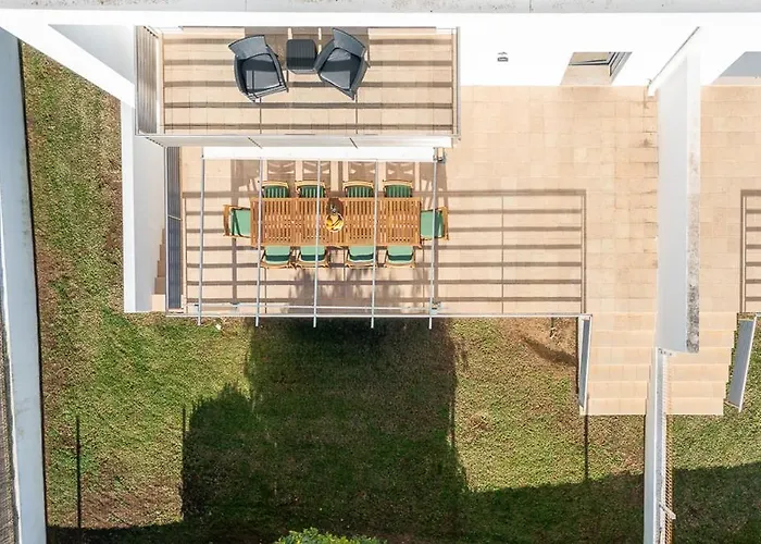 Villa Host Wise - Serene Spacious House - Swimming Pool & Garden