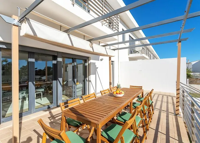 Villa Host Wise - Serene Spacious House - Swimming Pool & Garden