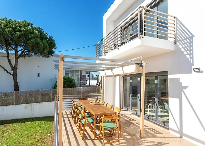 Host Wise - Serene Spacious House - Swimming Pool & Garden Villa