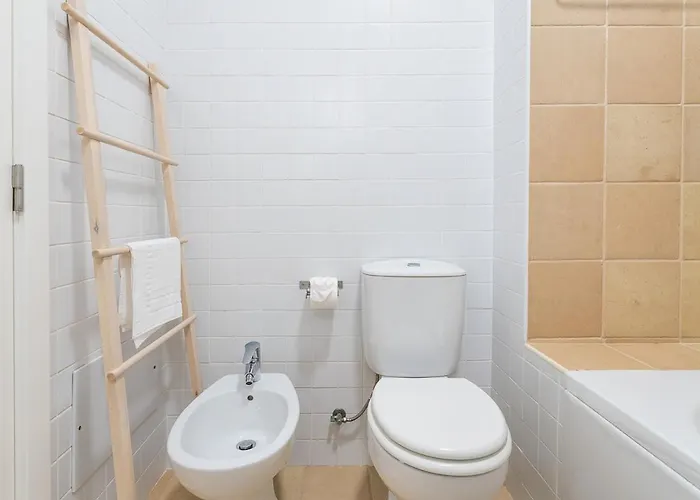 Host Wise - Serene Spacious House - Swimming Pool & Garden 빌라