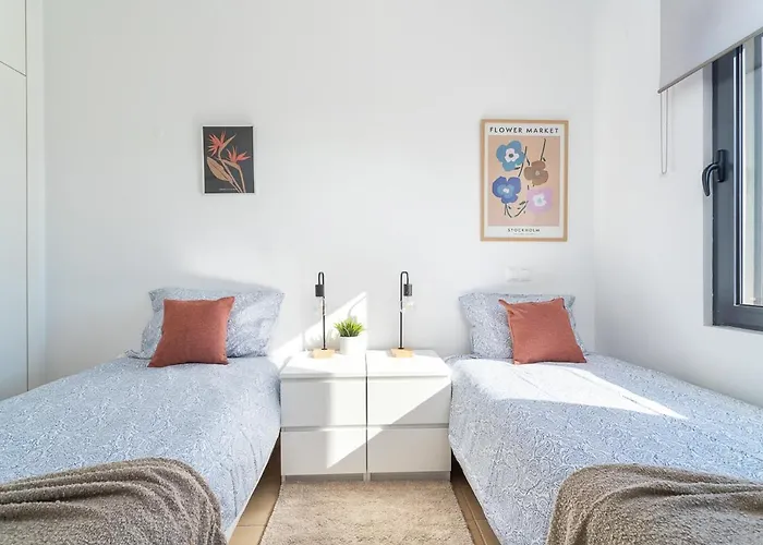 Host Wise - Serene Spacious House - Swimming Pool & Garden 빌라